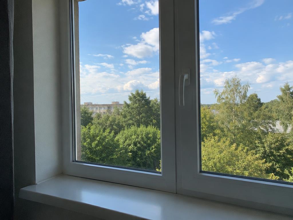 Mytí oken stěrkou